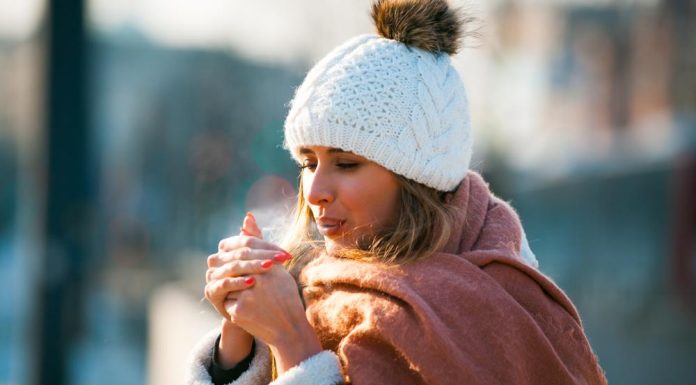 Šta znači ako su vam stalno hladne ruke: To može biti simptom 5 ozbiljnih zdravstvenih problema Šta znači ako su vam stalno hladne ruke: To može biti simptom 5 ozbiljnih zdravstvenih problema - featured image