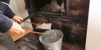 Ne bacajte više pepeo od drveta, niste ni svesni koliko lako rešava probleme s vlagom u kući: Sledite ova 3 koraka i upiće svu memlu Ne bacajte više pepeo od drveta, niste ni svesni koliko lako rešava probleme s vlagom u kući: Sledite ova 3 koraka i upiće svu memlu - featured image