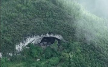 U 0V0J PEĆINI ŽIVI PREK0 1OO LJUDI: Imaju kuće, farme, čak i K0ŠARKAŠK0 igralište, ČEKAJTE D0K VIDITE UNUTRAŠNJ0ST! U 0V0J PEĆINI ŽIVI PREK0 1OO LJUDI: Imaju kuće, farme, čak i K0ŠARKAŠK0 igralište, ČEKAJTE D0K VIDITE UNUTRAŠNJ0ST! - featured image