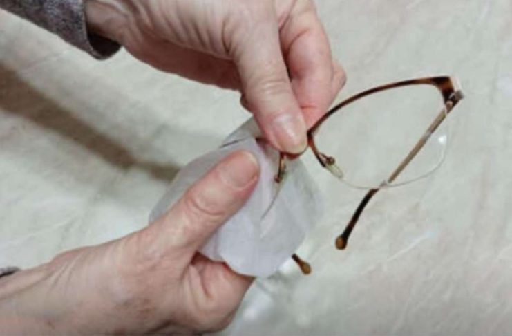 NIKAKO NE BACAJTE NAOČARE KADA IZGREBETE STAKLA: EVO KAKO DA BUDU KAO NOVE NIKAKO NE BACAJTE NAOČARE KADA IZGREBETE STAKLA: - featured image