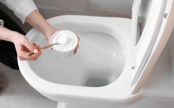 Kombinaciju ova 2 sastojka stavite u wc šolju uveče: Ujutru samo isperite i nestaće sav kamenac i nečistoća bez ribanja Kombinaciju ova 2 sastojka stavite u wc šolju uveče: Ujutru samo isperite i nestaće sav kamenac i nečistoća bez ribanja - featured image