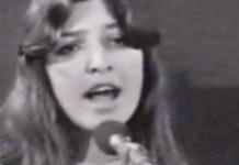 SA 12 GODINA PEVALA TITU, A DANAS IMA KARIJERU KOJA TRAJE POLA VEKA: Prepoznajete li pevačicu sa slike? Jednom nedeljno je sigurno gledate na TV-u SA 12 GODINA PEVALA TITU, A DANAS IMA KARIJERU KOJA TRAJE POLA VEKA: Prepoznajete li pevačicu sa slike? Jednom nedeljno je sigurno gledate na TV-u - featured image