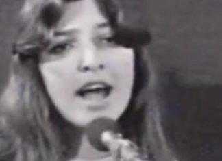 SA 12 GODINA PEVALA TITU, A DANAS IMA KARIJERU KOJA TRAJE POLA VEKA: Prepoznajete li pevačicu sa slike? Jednom nedeljno je sigurno gledate na TV-u SA 12 GODINA PEVALA TITU, A DANAS IMA KARIJERU KOJA TRAJE POLA VEKA: Prepoznajete li pevačicu sa slike? Jednom nedeljno je sigurno gledate na TV-u - featured image