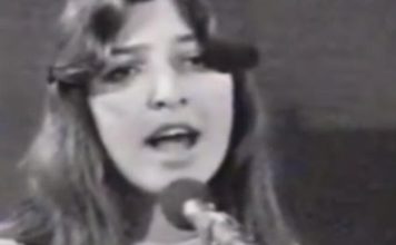 SA 12 GODINA PEVALA TITU, A DANAS IMA KARIJERU KOJA TRAJE POLA VEKA: Prepoznajete li pevačicu sa slike? Jednom nedeljno je sigurno gledate na TV-u SA 12 GODINA PEVALA TITU, A DANAS IMA KARIJERU KOJA TRAJE POLA VEKA: Prepoznajete li pevačicu sa slike? Jednom nedeljno je sigurno gledate na TV-u - featured image