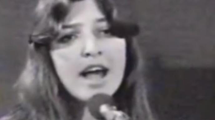 SA 12 GODINA PEVALA TITU, A DANAS IMA KARIJERU KOJA TRAJE POLA VEKA: Prepoznajete li pevačicu sa slike? Jednom nedeljno je sigurno gledate na TV-u SA 12 GODINA PEVALA TITU, A DANAS IMA KARIJERU KOJA TRAJE POLA VEKA: Prepoznajete li pevačicu sa slike? Jednom nedeljno je sigurno gledate na TV-u - featured image