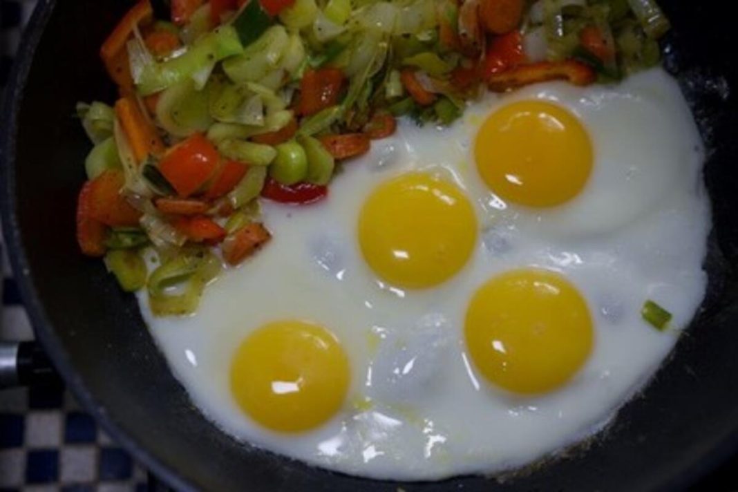 Holesterol ne skače od slanine, a ni jaja: U pitanju su dve stvari koje su smrt za jetru i samo gomilaju masnoću - featured image Holesterol ne skače od slanine, a ni jaja: U pitanju su dve stvari koje su smrt za jetru i samo gomilaju masnoću - featured image