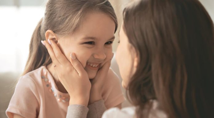 Ako želite da odgajite snažnu ćerku, naučite je ovih 6 životnih veština Ako želite da odgajite snažnu ćerku, naučite je ovih 6 životnih veština - featured image