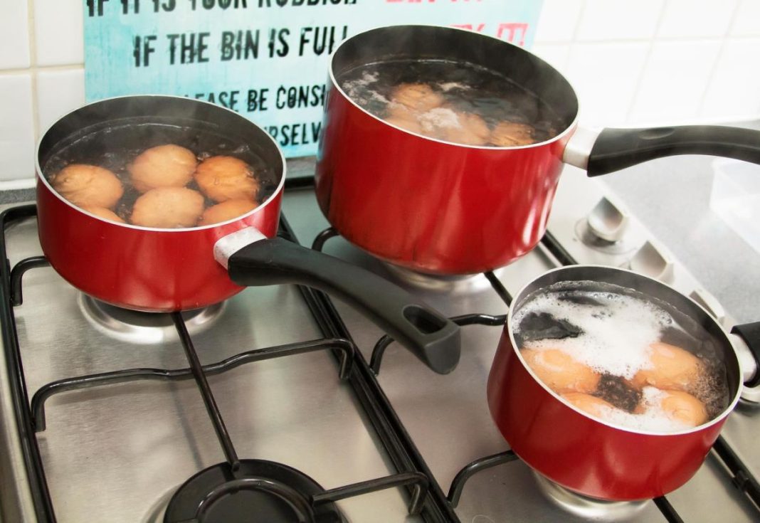 Bakin trik za kuvanje jaja bez pucanja: Samo jedan metod je pravi za ljusku jaku kao stena - featured image Bakin trik za kuvanje jaja bez pucanja: Samo jedan metod je pravi za ljusku jaku kao stena - featured image