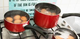 Bakin trik za kuvanje jaja bez pucanja: Samo jedan metod je pravi za ljusku jaku kao stena Bakin trik za kuvanje jaja bez pucanja: Samo jedan metod je pravi za ljusku jaku kao stena - featured image