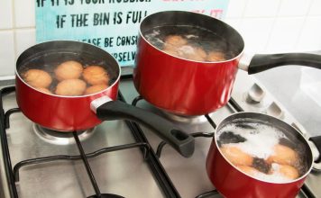 Bakin trik za kuvanje jaja bez pucanja: Samo jedan metod je pravi za ljusku jaku kao stena Bakin trik za kuvanje jaja bez pucanja: Samo jedan metod je pravi za ljusku jaku kao stena - featured image