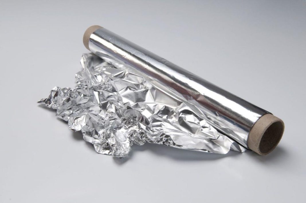 Dve kašike sirćeta na aluminijumsku foliju čine čuda, kad vidite čemu služe odmah ćete otrčati u kuhinju - featured image