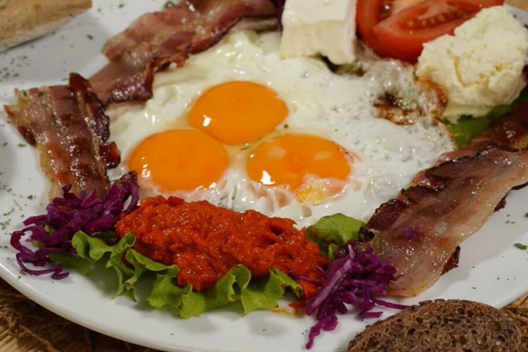 Holesterol ne skače od slanine a ni jaja: U pitanju su dve stvari koje su smrt za jetru i samo gomilaju masnoću - featured image