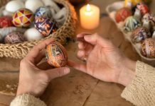 Ukrajinke ukrašavaju jaja na najlepši način: Tehnika je stara više od 500 godina i prenosi se sa kolena na koleno, a rezultat ostavlja bez daha Ukrajinke ukrašavaju jaja na najlepši način: Tehnika je stara više od 500 godina i prenosi se sa kolena na koleno, a rezultat ostavlja bez daha - featured image