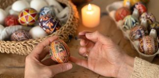 Ukrajinke ukrašavaju jaja na najlepši način: Tehnika je stara više od 500 godina i prenosi se sa kolena na koleno, a rezultat ostavlja bez daha Ukrajinke ukrašavaju jaja na najlepši način: Tehnika je stara više od 500 godina i prenosi se sa kolena na koleno, a rezultat ostavlja bez daha - featured image