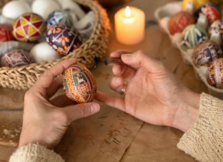 Ukrajinke ukrašavaju jaja na najlepši način: Tehnika je stara više od 500 godina i prenosi se sa kolena na koleno, a rezultat ostavlja bez daha Ukrajinke ukrašavaju jaja na najlepši način: Tehnika je stara više od 500 godina i prenosi se sa kolena na koleno, a rezultat ostavlja bez daha - featured image