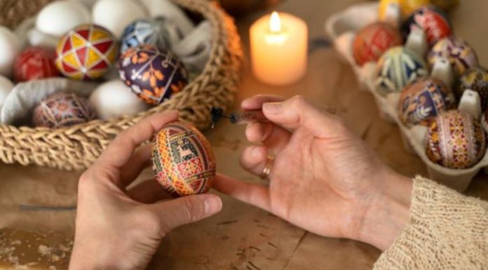 Ukrajinke ukrašavaju jaja na najlepši način: Tehnika je stara više od 500 godina i prenosi se sa kolena na koleno, a rezultat ostavlja bez daha Ukrajinke ukrašavaju jaja na najlepši način: Tehnika je stara više od 500 godina i prenosi se sa kolena na koleno, a rezultat ostavlja bez daha - featured image