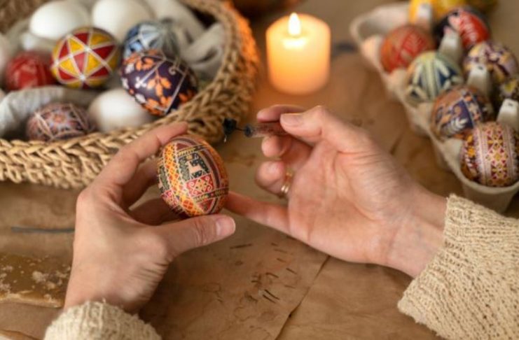Ukrajinke ukrašavaju jaja na najlepši način: Tehnika je stara više od 500 godina i prenosi se sa kolena na koleno, a rezultat ostavlja bez daha Ukrajinke ukrašavaju jaja na najlepši način: Tehnika je stara više od 500 godina i prenosi se sa kolena na koleno, a rezultat ostavlja bez daha - featured image