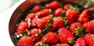 Nije dovoljno samo ispiranje pod mlazom vode: Evo kako pravilno da operete jagode i uklonite pesticide! Nije dovoljno samo ispiranje pod mlazom vode: Evo kako pravilno da operete jagode i uklonite pesticide! - featured image