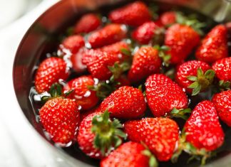 Nije dovoljno samo ispiranje pod mlazom vode: Evo kako pravilno da operete jagode i uklonite pesticide! Nije dovoljno samo ispiranje pod mlazom vode: Evo kako pravilno da operete jagode i uklonite pesticide! - featured image