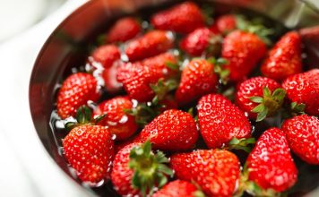 Nije dovoljno samo ispiranje pod mlazom vode: Evo kako pravilno da operete jagode i uklonite pesticide! Nije dovoljno samo ispiranje pod mlazom vode: Evo kako pravilno da operete jagode i uklonite pesticide! - featured image