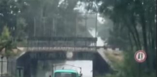 NEVREME PARALISALO OVAJ GRAD U SRBIJI! Vetar nosi sve pred sobom, ulice POD VODOM: Automobili zarobljeni, potop na više lokacija (VIDEO) NEVREME PARALISALO OVAJ GRAD U SRBIJI! Vetar nosi sve pred sobom, ulice POD VODOM: Automobili zarobljeni, potop na više lokacija (VIDEO) - featured image