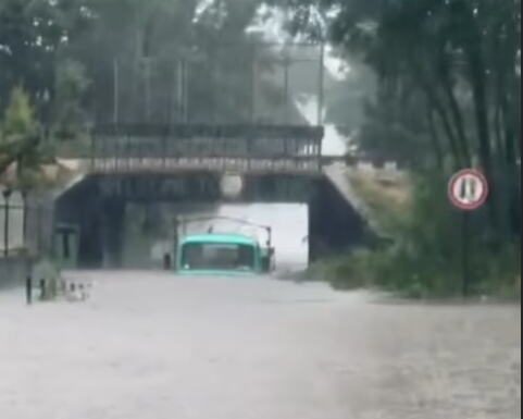 NEVREME PARALISALO OVAJ GRAD U SRBIJI! Vetar nosi sve pred sobom, ulice POD VODOM: Automobili zarobljeni, potop na više lokacija (VIDEO) NEVREME PARALISALO OVAJ GRAD U SRBIJI! Vetar nosi sve pred sobom, ulice POD VODOM: Automobili zarobljeni, potop na više lokacija (VIDEO) - featured image
