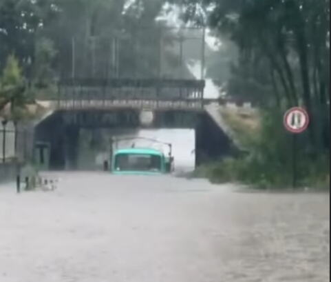 NEVREME PARALISALO OVAJ GRAD U SRBIJI! Vetar nosi sve pred sobom, ulice POD VODOM: Automobili zarobljeni, potop na više lokacija (VIDEO) - featured image NEVREME PARALISALO OVAJ GRAD U SRBIJI! Vetar nosi sve pred sobom, ulice POD VODOM: Automobili zarobljeni, potop na više lokacija (VIDEO) - featured image