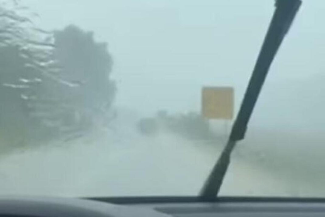 Snažno nevreme pogodilo ovaj deo Srbije, PROVALA OBLAKA PARALISALA SAOBRAĆAJ: Ne vidi se PRST PRED OKOM! (VIDEO) - featured image