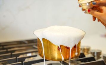 Samo sipajte JOGURT u kipuću vodu, dodajte brašno i ne morate ujutro ići u prodavnicu: Skoro NIKO za ovo ne zna! Samo sipajte JOGURT u kipuću vodu, dodajte brašno i ne morate ujutro ići u prodavnicu: Skoro NIKO za ovo ne zna! - featured image