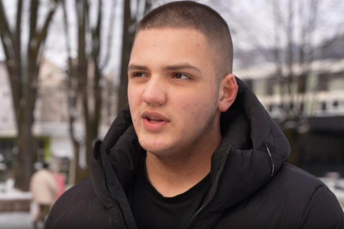 EMIR (17) NAŠAO NOVČANIK PUN PARA Odlučio da vrati, a ubrzo je usledio poziv: Rekli su mu samo JEDNU STVAR! Sve se odigralo u par sati (FOTO) - featured image EMIR (17) NAŠAO NOVČANIK PUN PARA Odlučio da vrati, a ubrzo je usledio poziv: Rekli su mu samo JEDNU STVAR! Sve se odigralo u par sati (FOTO) - featured image
