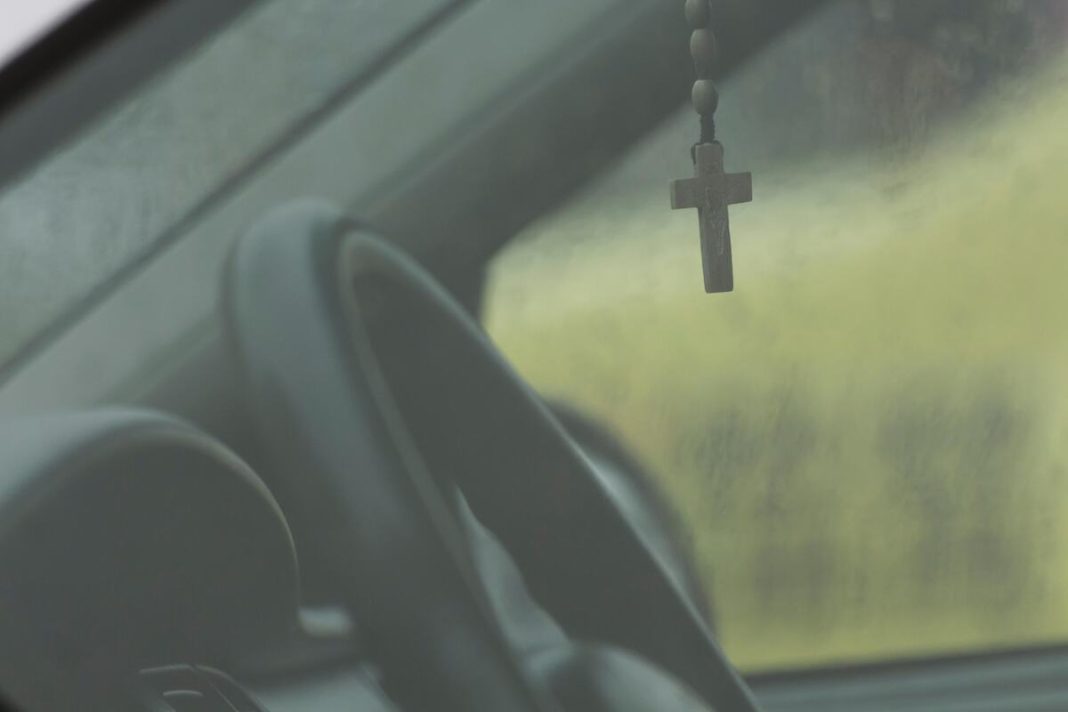 Da li je greh držati krst na retrovizoru automobila? Sveštenik Radoslav dao jasan odgovor i savet za vozače - featured image