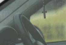 Da li je greh držati krst na retrovizoru automobila? Sveštenik Radoslav dao jasan odgovor i savet za vozače Da li je greh držati krst na retrovizoru automobila? Sveštenik Radoslav dao jasan odgovor i savet za vozače - featured image