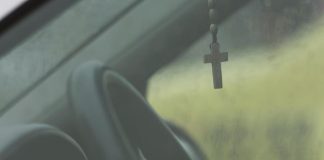 Da li je greh držati krst na retrovizoru automobila? Sveštenik Radoslav dao jasan odgovor i savet za vozače Da li je greh držati krst na retrovizoru automobila? Sveštenik Radoslav dao jasan odgovor i savet za vozače - featured image