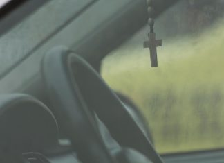Da li je greh držati krst na retrovizoru automobila? Sveštenik Radoslav dao jasan odgovor i savet za vozače Da li je greh držati krst na retrovizoru automobila? Sveštenik Radoslav dao jasan odgovor i savet za vozače - featured image