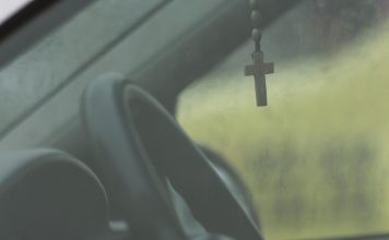 Da li je greh držati krst na retrovizoru automobila? Sveštenik Radoslav dao jasan odgovor i savet za vozače Da li je greh držati krst na retrovizoru automobila? Sveštenik Radoslav dao jasan odgovor i savet za vozače - featured image
