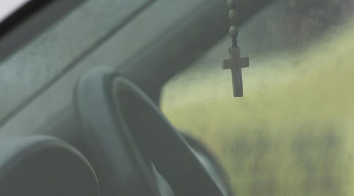 Da li je greh držati krst na retrovizoru automobila? Sveštenik Radoslav dao jasan odgovor i savet za vozače Da li je greh držati krst na retrovizoru automobila? Sveštenik Radoslav dao jasan odgovor i savet za vozače - featured image