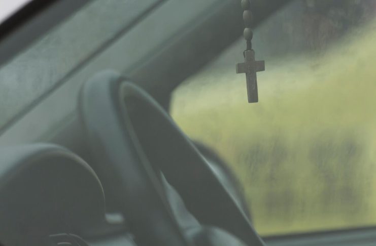 Da li je greh držati krst na retrovizoru automobila? Sveštenik Radoslav dao jasan odgovor i savet za vozače Da li je greh držati krst na retrovizoru automobila? Sveštenik Radoslav dao jasan odgovor i savet za vozače - featured image