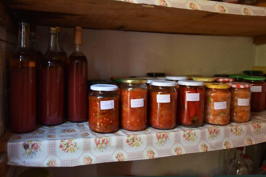 Salata od paradajza i paprika biće vam omiljena zimnica: Sprema se očas posla, a ukus je savršen - featured image