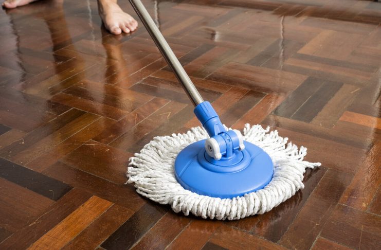 Stari parket je zablistao kao nov: Moler mi je pokazao šta treba da dodam u vodu za brisanje Stari parket je zablistao kao nov: Moler mi je pokazao šta treba da dodam u vodu za brisanje - featured image