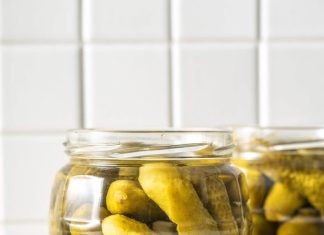 Koliko soli ide na litar vode za prave domaće kisele krastavce? Ova mera čuva ukus i hrskavost Koliko soli ide na litar vode za prave domaće kisele krastavce? Ova mera čuva ukus i hrskavost - featured image