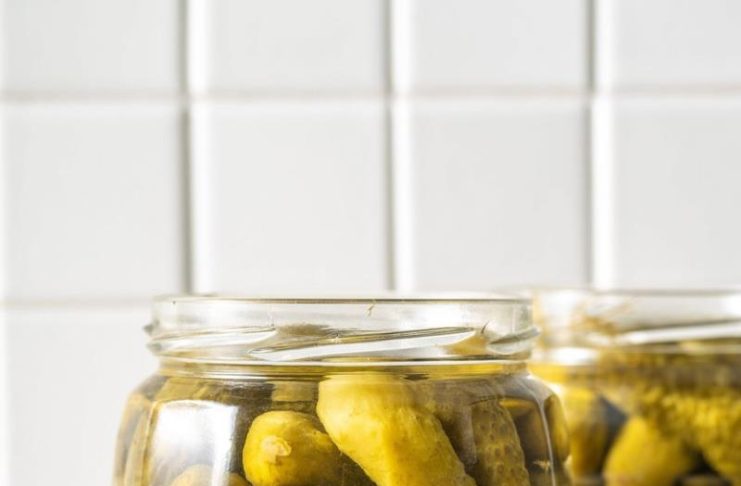 Koliko soli ide na litar vode za prave domaće kisele krastavce? Ova mera čuva ukus i hrskavost Koliko soli ide na litar vode za prave domaće kisele krastavce? Ova mera čuva ukus i hrskavost - featured image