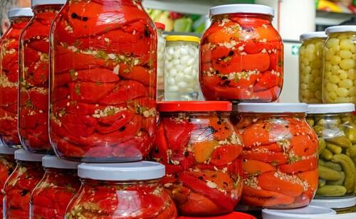 Kako se pravi peckana paprika? Zimnica koju svi obožavaju, a priprema je nikad jednostavnija - featured image Kako se pravi peckana paprika? Zimnica koju svi obožavaju, a priprema je nikad jednostavnija - featured image