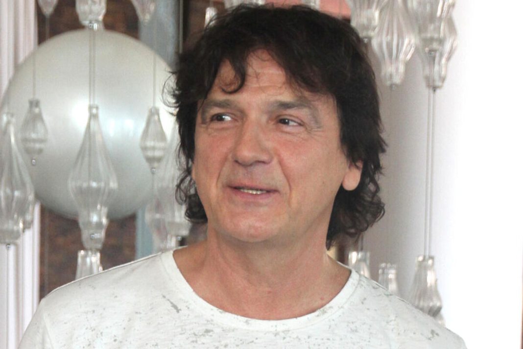ZDRAVKO ČOLIĆ VAŽI ZA OMILJENOG PEVAČA NA ESTRADI! A da li znate KOLIKO ZAPRAVO VISOK? Iznenadićete se u sekundi - featured image ZDRAVKO ČOLIĆ VAŽI ZA OMILJENOG PEVAČA NA ESTRADI! A da li znate KOLIKO ZAPRAVO VISOK? Iznenadićete se u sekundi - featured image