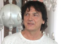 ZDRAVKO ČOLIĆ VAŽI ZA OMILJENOG PEVAČA NA ESTRADI! A da li znate KOLIKO ZAPRAVO VISOK? Iznenadićete se u sekundi ZDRAVKO ČOLIĆ VAŽI ZA OMILJENOG PEVAČA NA ESTRADI! A da li znate KOLIKO ZAPRAVO VISOK? Iznenadićete se u sekundi - featured image