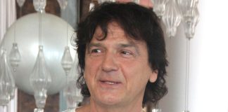 ZDRAVKO ČOLIĆ VAŽI ZA OMILJENOG PEVAČA NA ESTRADI! A da li znate KOLIKO ZAPRAVO VISOK? Iznenadićete se u sekundi ZDRAVKO ČOLIĆ VAŽI ZA OMILJENOG PEVAČA NA ESTRADI! A da li znate KOLIKO ZAPRAVO VISOK? Iznenadićete se u sekundi - featured image