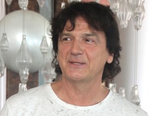 ZDRAVKO ČOLIĆ VAŽI ZA OMILJENOG PEVAČA NA ESTRADI! A da li znate KOLIKO ZAPRAVO VISOK? Iznenadićete se u sekundi ZDRAVKO ČOLIĆ VAŽI ZA OMILJENOG PEVAČA NA ESTRADI! A da li znate KOLIKO ZAPRAVO VISOK? Iznenadićete se u sekundi - featured image