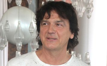 ZDRAVKO ČOLIĆ VAŽI ZA OMILJENOG PEVAČA NA ESTRADI! A da li znate KOLIKO ZAPRAVO VISOK? Iznenadićete se u sekundi ZDRAVKO ČOLIĆ VAŽI ZA OMILJENOG PEVAČA NA ESTRADI! A da li znate KOLIKO ZAPRAVO VISOK? Iznenadićete se u sekundi - featured image