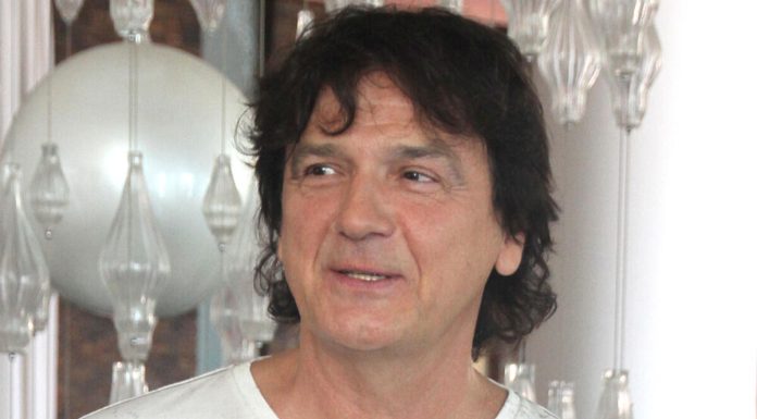 ZDRAVKO ČOLIĆ VAŽI ZA OMILJENOG PEVAČA NA ESTRADI! A da li znate KOLIKO ZAPRAVO VISOK? Iznenadićete se u sekundi ZDRAVKO ČOLIĆ VAŽI ZA OMILJENOG PEVAČA NA ESTRADI! A da li znate KOLIKO ZAPRAVO VISOK? Iznenadićete se u sekundi - featured image