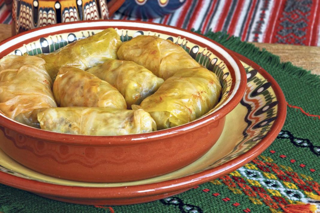 Kafanska sarma po starinskom receptu: Stari kuvari u fil dodaju 1 sastojak koji joj daje poseban šmek - featured image Kafanska sarma po starinskom receptu: Stari kuvari u fil dodaju 1 sastojak koji joj daje poseban šmek - featured image