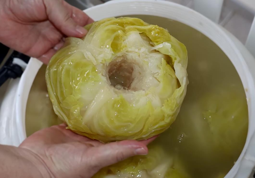 Stari trik za kiseli kupus: Bake su u bure stavljale jedan sastojak i glavice im nikad nisu propadale - featured image Stari trik za kiseli kupus: Bake su u bure stavljale jedan sastojak i glavice im nikad nisu propadale - featured image